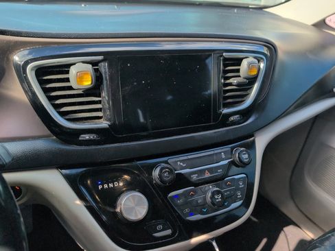 Used 2017 Chrysler Pacifica Touring-L Plus image 4