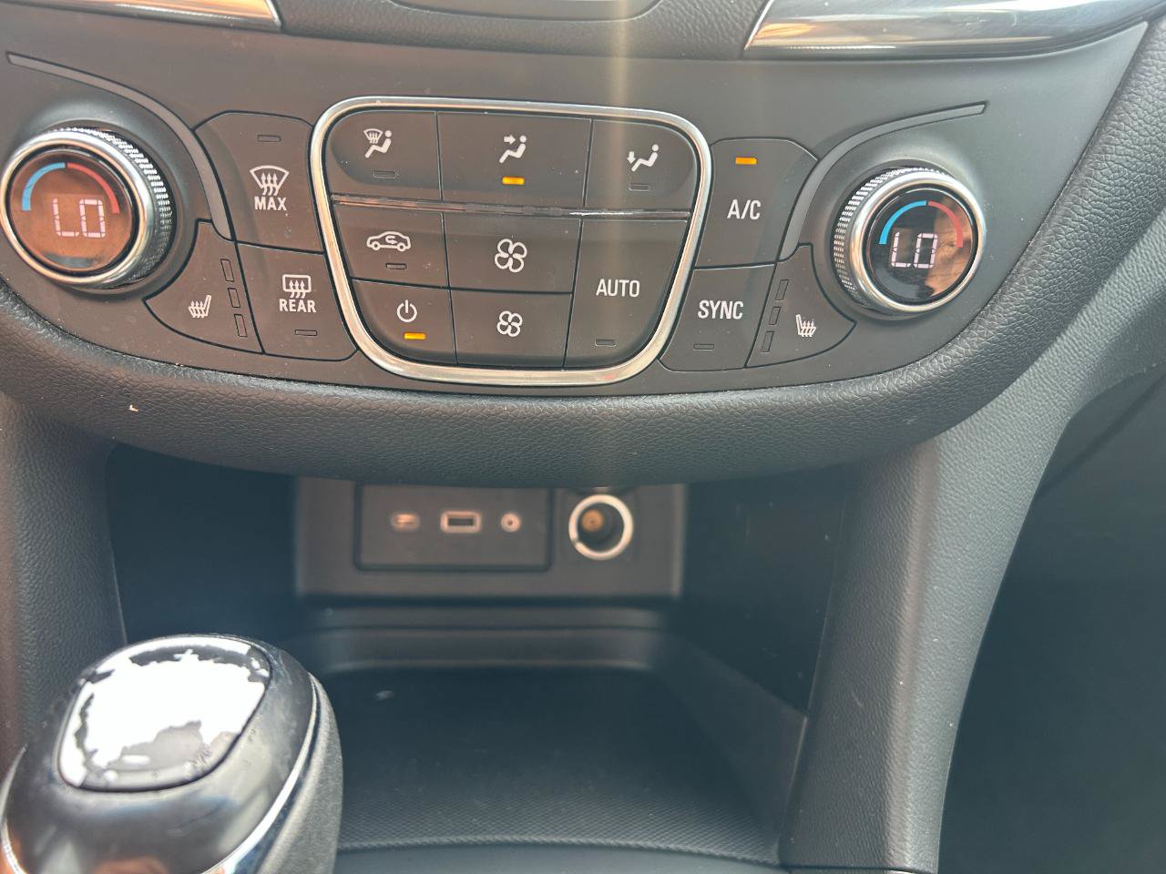 Used 2020 Chevrolet Equinox LT w/ Driver Convenience Package FWD image 18