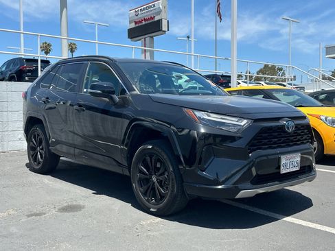 Used 2022 Toyota RAV4 SE w/ SE Grade Weather Package AWD/4WD image 2