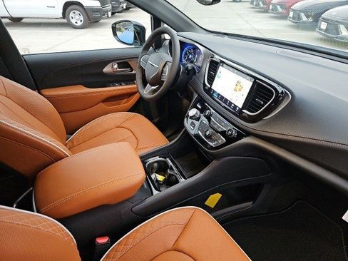 New 2026 Chrysler Pacifica Pinnacle image 14