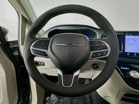 Used 2023 Chrysler Pacifica Touring-L FWD image 13