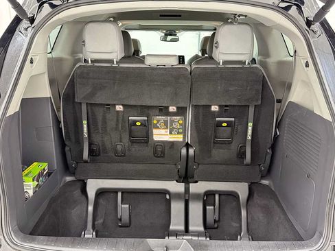 Certified 2022 Toyota Sienna XLE FWD image 28