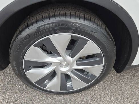 Used 2022 Tesla Model Y Long Range image 14