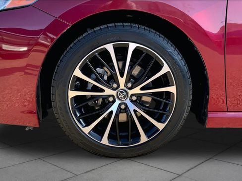 Used 2018 Toyota Camry SE w/ Moonroof Package FWD image 11