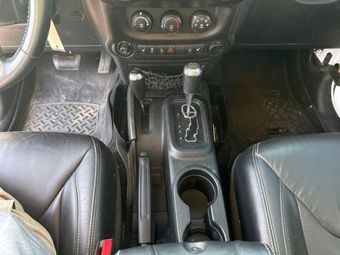 Used 2018 Jeep Wrangler Unlimited Sahara AWD/4WD image 16