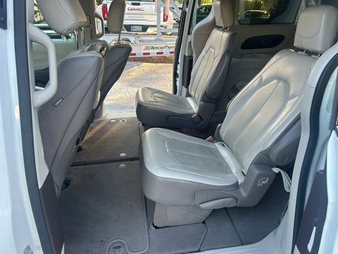 Used 2018 Chrysler Pacifica Touring-L Plus w/ Tire & Wheel Group image 27