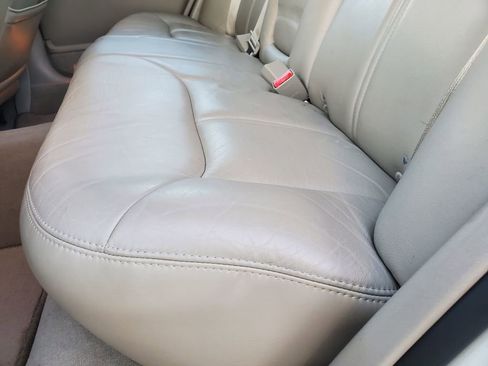 Used 2006 Lincoln Town Car Signature Limited image 21