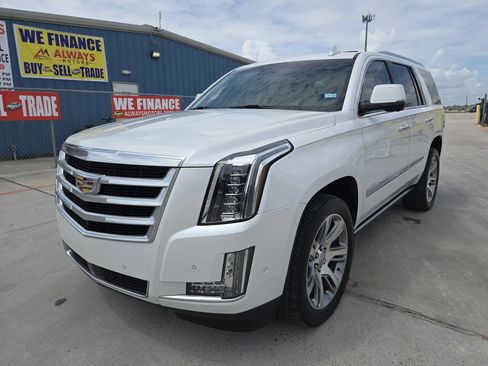Used 2017 Cadillac Escalade Premium Luxury image 3