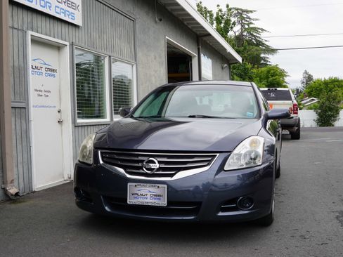 Used 2010 Nissan Altima 2.5 FWD image 2