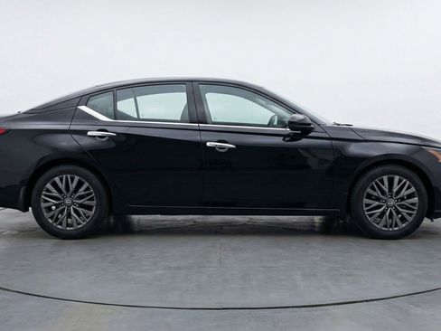 Used 2025 Nissan Altima 2.5 SV image 11