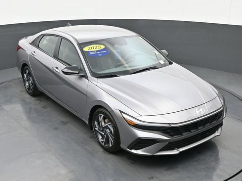 Certified 2025 Hyundai Elantra Sport image 32