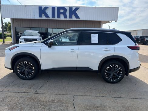 Used 2025 Nissan Rogue SL w/ Tech Package FWD image 2