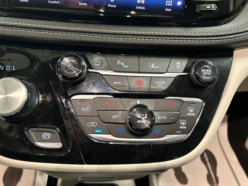 Used 2024 Chrysler Pacifica Touring-L image 19