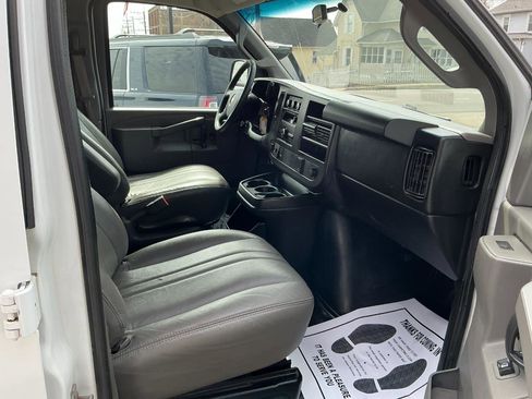 Used 2016 Chevrolet Express 2500 RWD image 15