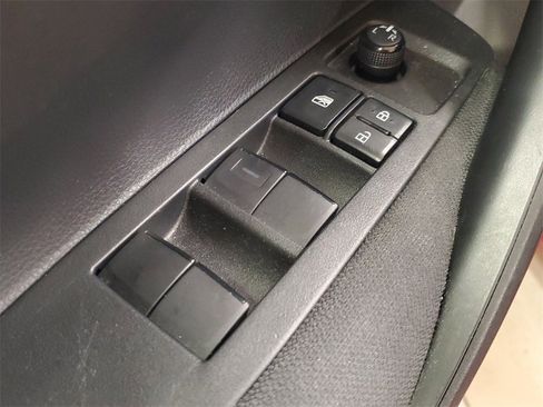 Used 2022 Toyota Corolla LE image 18