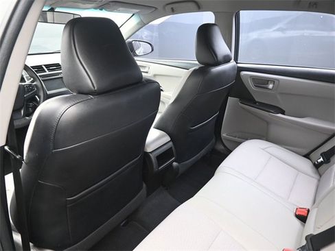 Used 2017 Toyota Camry SE image 2