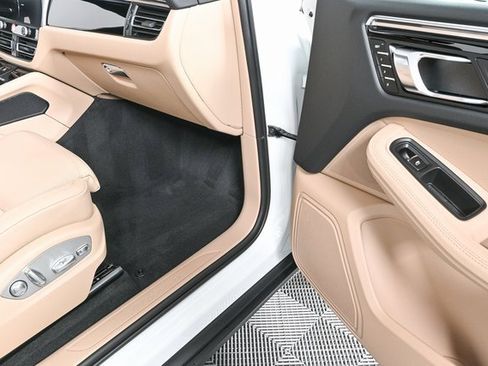 Certified 2025 Porsche Macan image 25