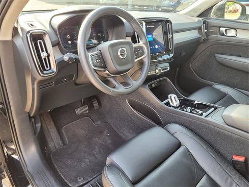 Used 2023 Volvo XC40 B4 Ultimate image 2
