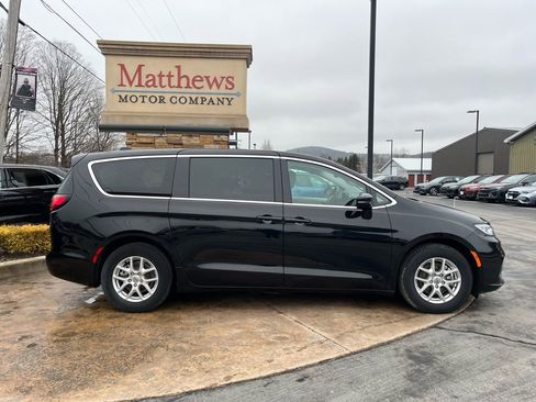 Used 2024 Chrysler Pacifica Touring-L image 4