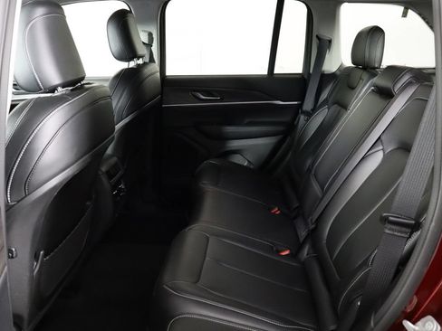 Used 2023 Jeep Grand Cherokee Limited AWD/4WD image 16