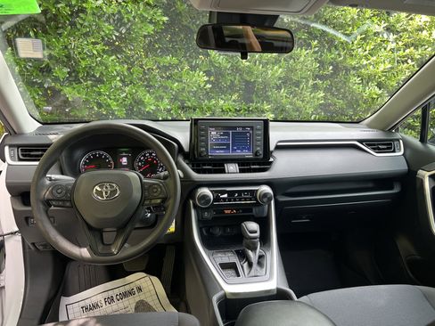 Used 2022 Toyota RAV4 LE FWD image 31