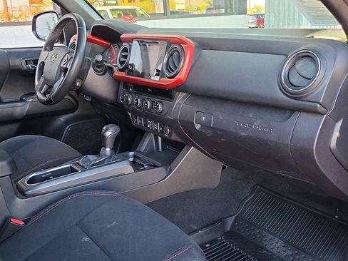 Used 2018 Toyota Tacoma TRD Off-Road w/ Technology Package image 31