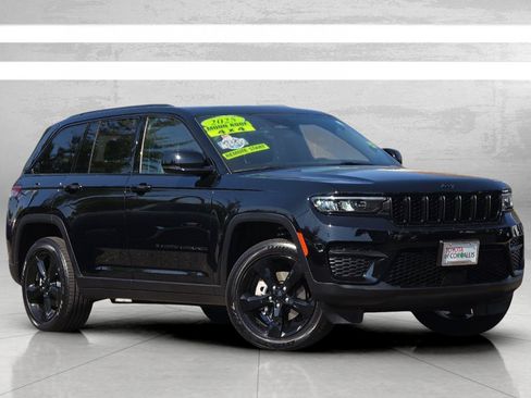 Used 2025 Jeep Grand Cherokee Altitude AWD/4WD image 2