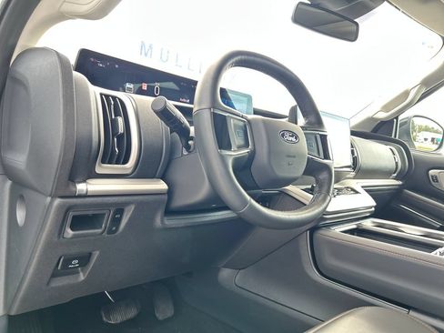 Used 2025 Ford Expedition Active RWD image 10