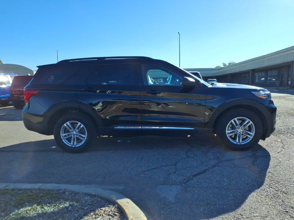 Used 2023 Ford Explorer XLT w/ Equipment Group 202A AWD/4WD image 6