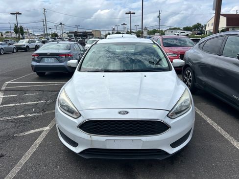 Used 2017 Ford Focus SE FWD image 2