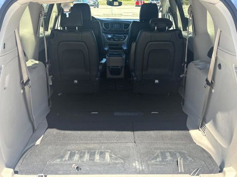 Used 2019 Chrysler Pacifica Touring-L image 32