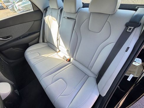 Used 2025 Hyundai Elantra Limited image 40