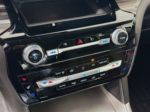 Used 2022 Ford Explorer Limited image 24