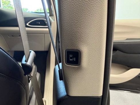 Used 2023 Chrysler Pacifica Touring-L FWD image 31