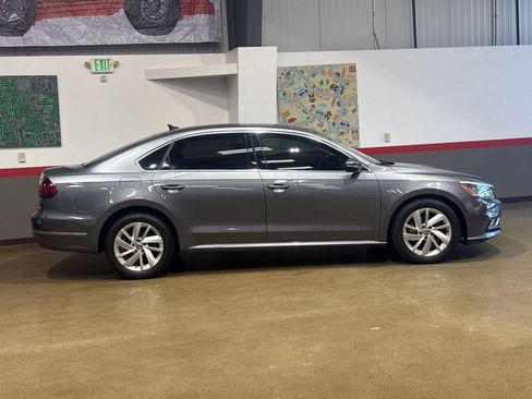 Used 2018 Volkswagen Passat 2.0T SE FWD image 4