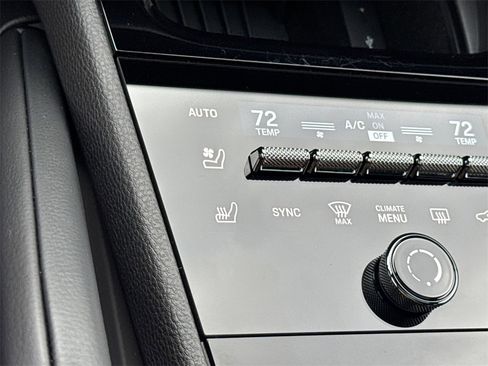 Used 2025 Porsche Cayenne Coupe image 34