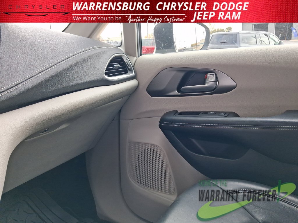 Used 2023 Chrysler Pacifica Touring-L FWD image 26