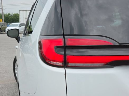 Certified 2023 Chrysler Pacifica Touring-L FWD image 11