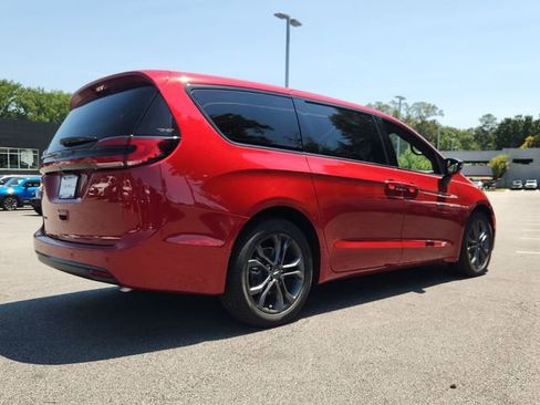New 2026 Chrysler Pacifica Select image 3