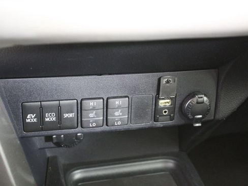 Used 2016 Toyota RAV4 Limited image 17