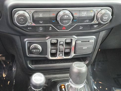 Used 2019 Jeep Wrangler Unlimited Sahara AWD/4WD image 30