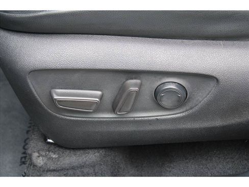Used 2021 Toyota Highlander XLE AWD/4WD image 16
