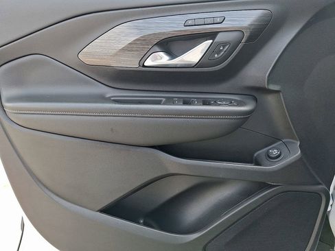 Used 2024 GMC Terrain SLT image 12