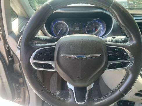Used 2018 Chrysler Pacifica Touring-L w/ Premium Audio Group FWD image 12