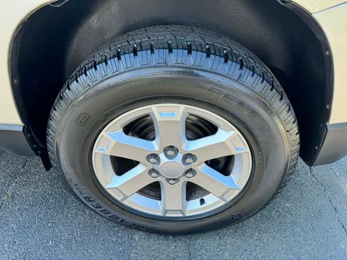 Used 2014 GMC Acadia SLE image 25