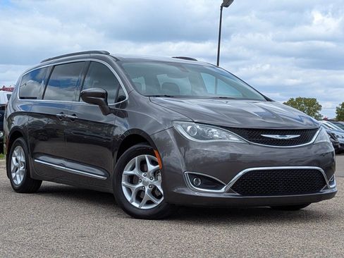 Used 2017 Chrysler Pacifica Touring-L FWD image 32