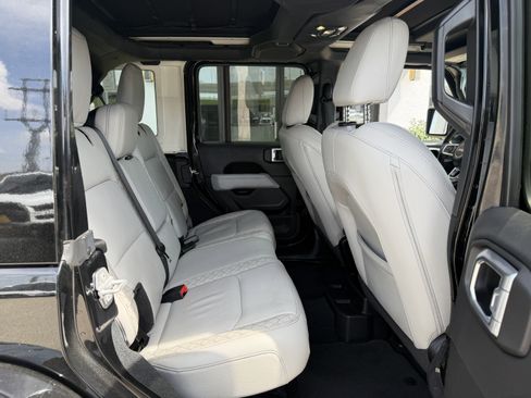 Used 2022 Jeep Wrangler Unlimited Sahara image 25