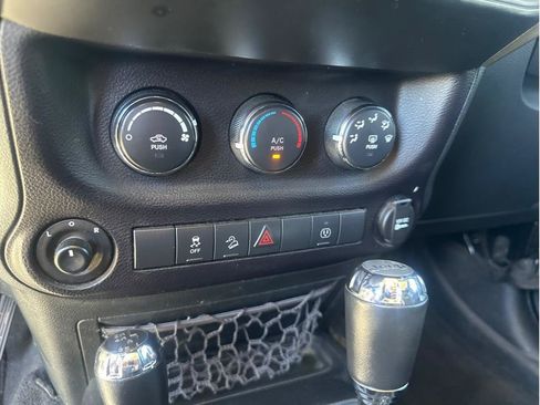 Used 2016 Jeep Wrangler Unlimited Rubicon w/ Connectivity Group AWD/4WD image 26