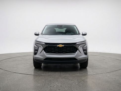Used 2025 Chevrolet Blazer LT FWD image 2