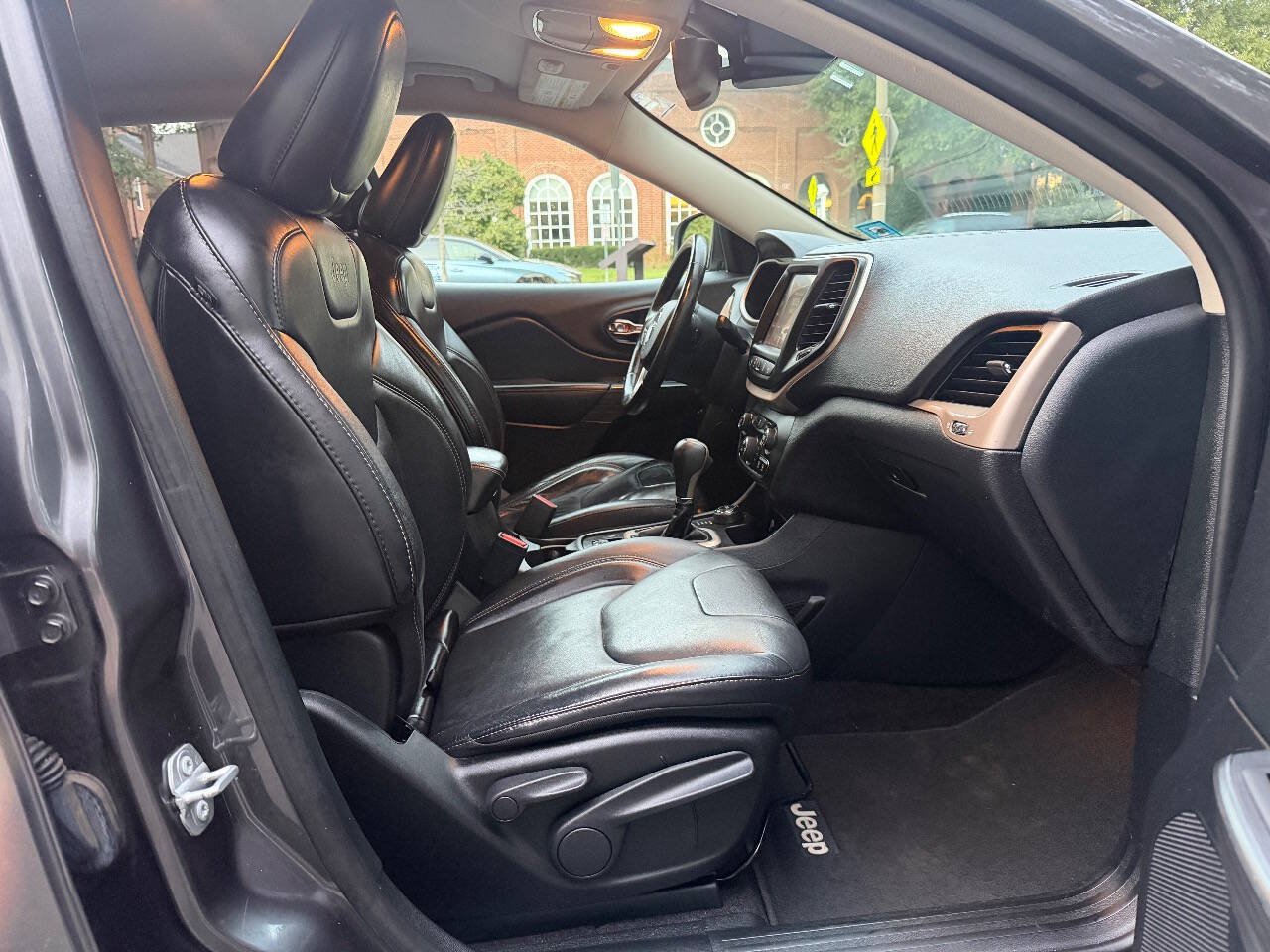 Used 2016 Jeep Cherokee Limited w/ Technology Group AWD/4WD image 20